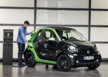 Smart Electric Vehicles: Charting the Future Mobility through Techno-Innovation