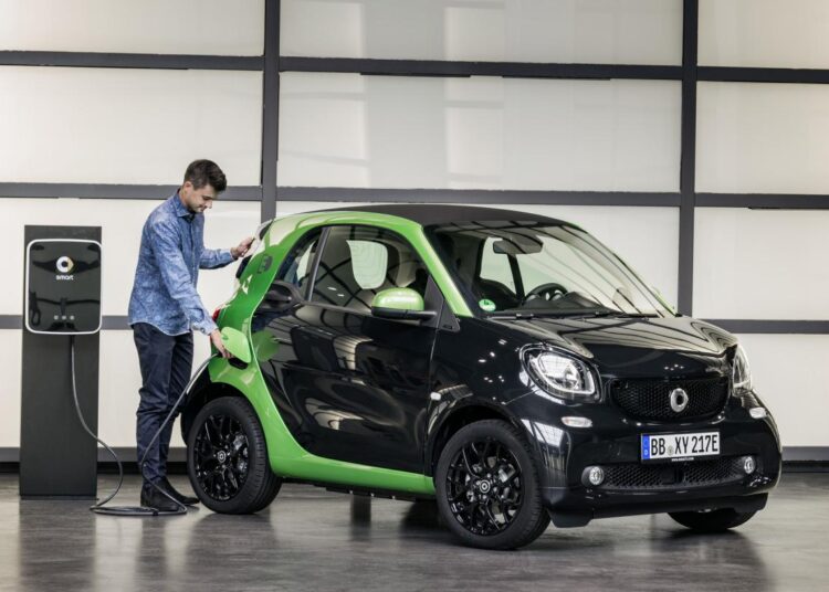 Smart Electric Vehicles: Charting the Future Mobility through Techno-Innovation